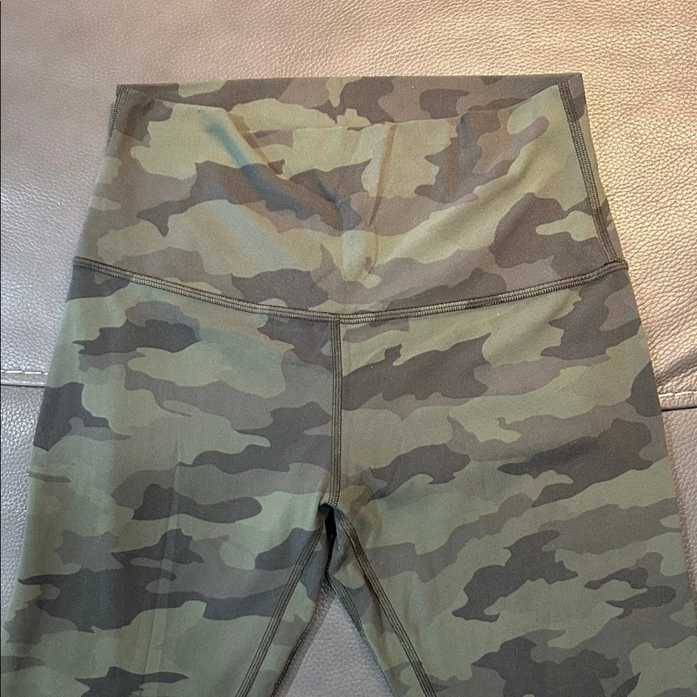 Lululemon Wunder Under High-Rise 25”Legging. Size 6, green camo - Picture 2 of 6